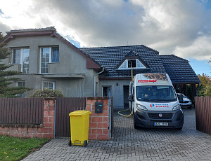 Zateplení stropu rodinného domu pomocí foukané izolace